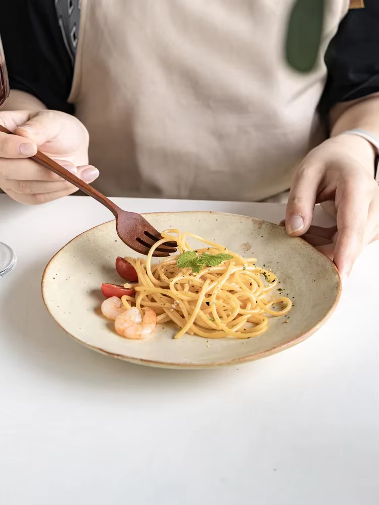 Assiette en céramique rustique faite à la main de style japonais pour pâtes