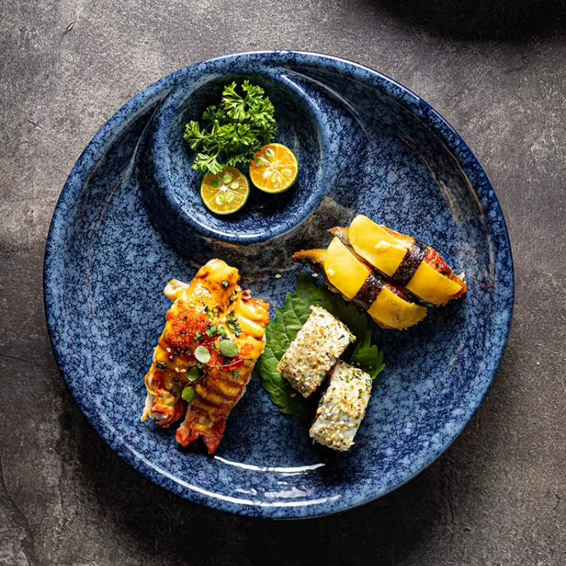 Assiette à boulettes de style japonais avec assiettes