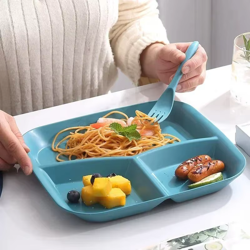 Assiette à manger carrée en plastique à trois grilles