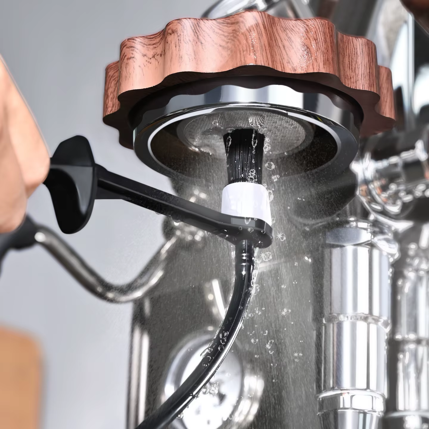 Le barista utilise un buse à vapeur d'une machine à café de qualité alimentaire résistante à la chaleur pour nettoyer
