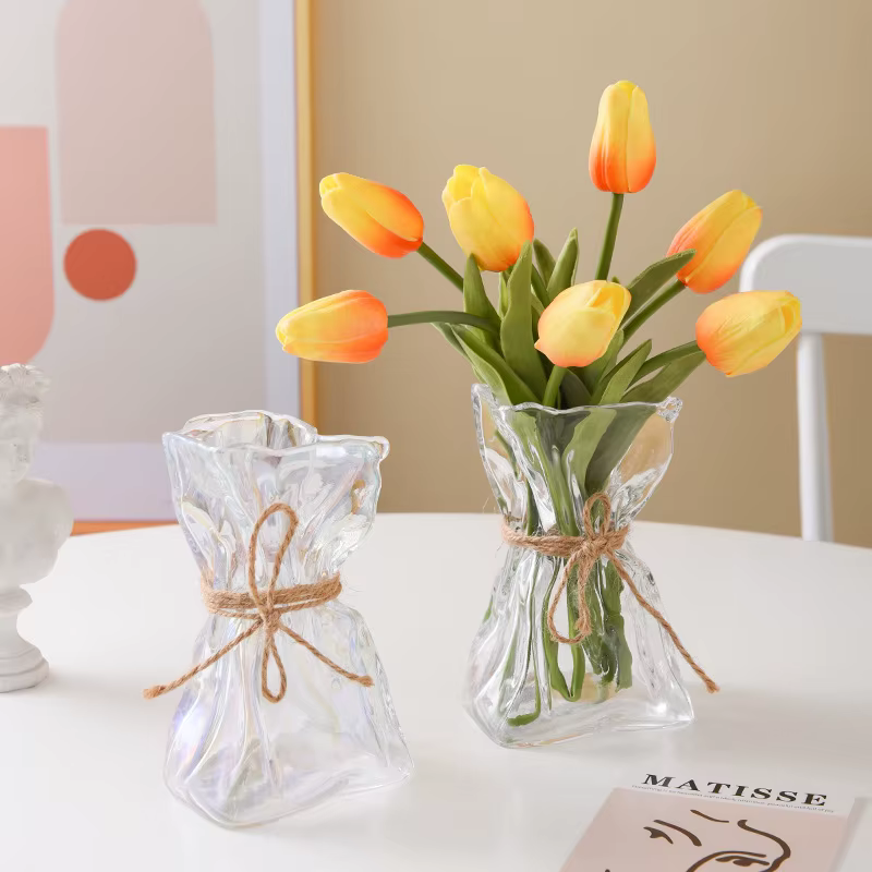 Vase en verre transparent irrégulièrement plié
