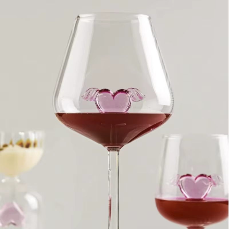 Verre à vin rouge rayé en forme de cœur