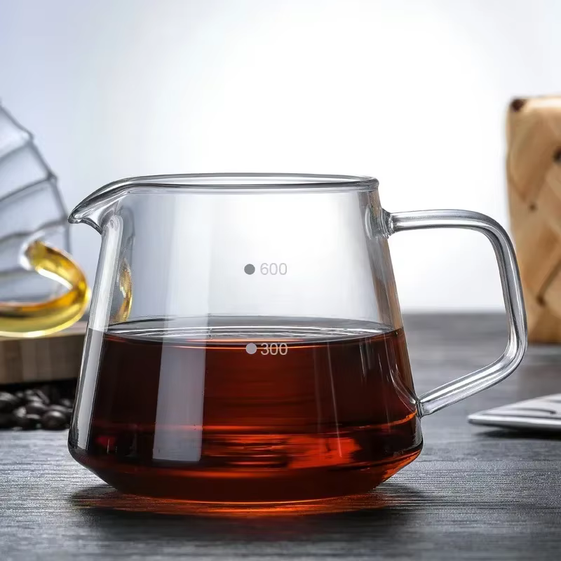 Serveur à café en verre avec échelle de points
