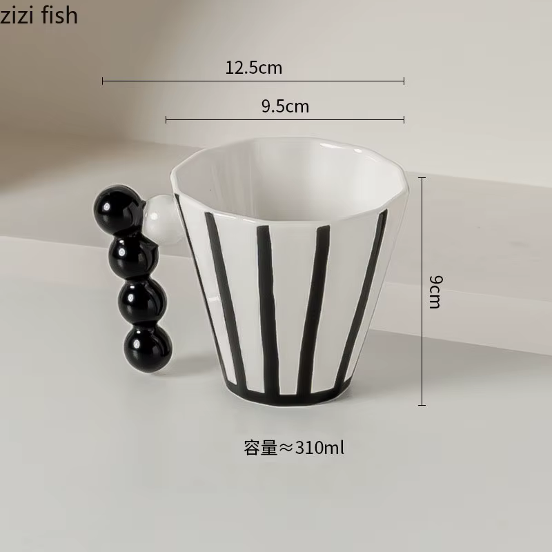 Tasse en céramique rayée rétro