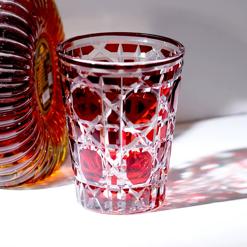 Verre à whisky rouge fait à la main