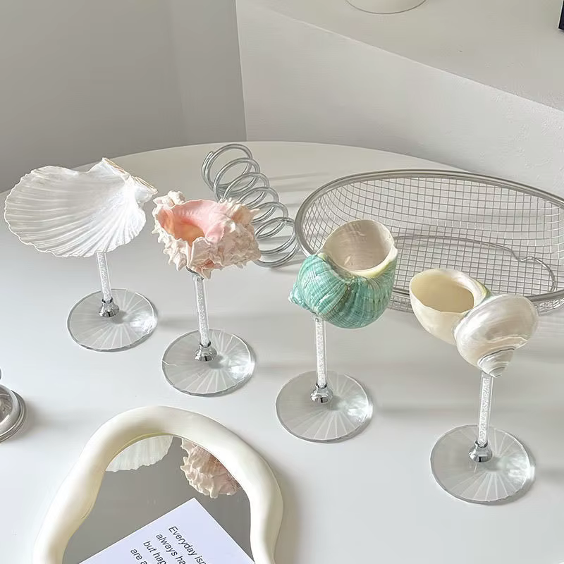 Gobelet en verre naturel en forme de coquille