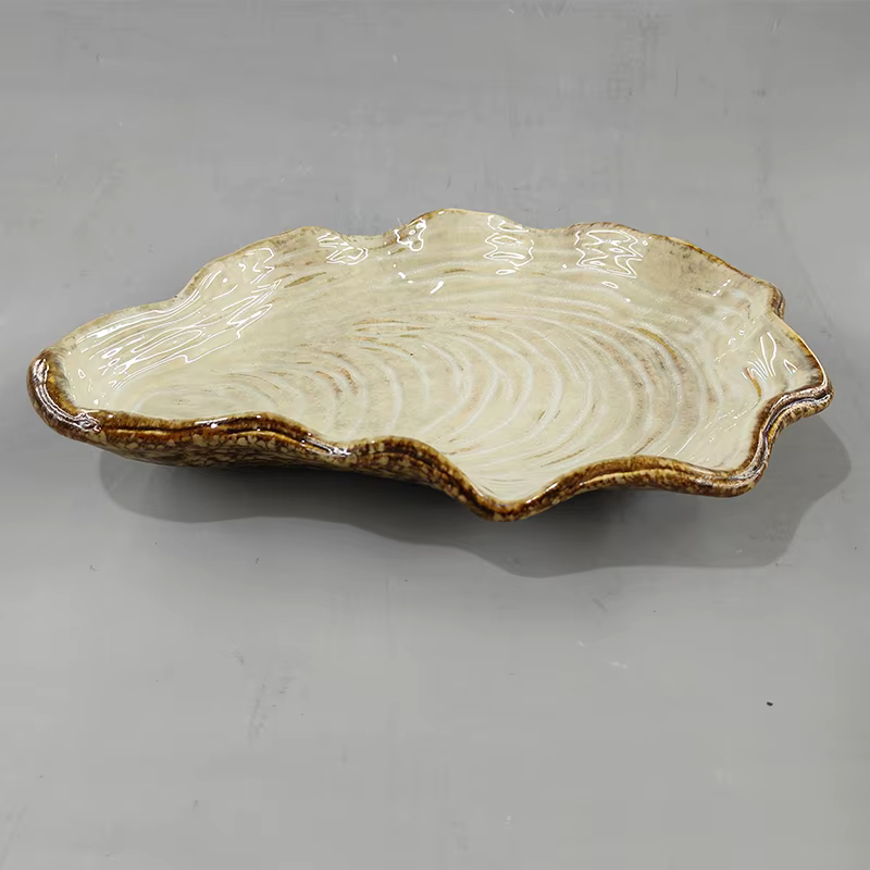 Assiette en céramique en forme de coquille avec glaçure mate