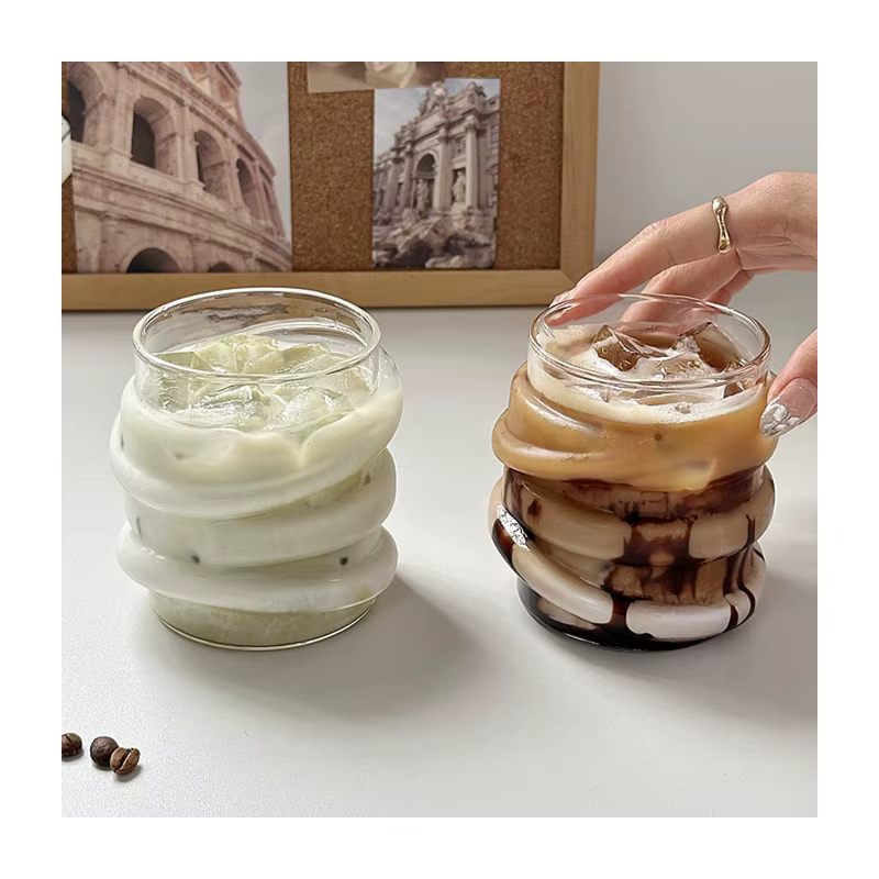 Tasse en verre circulaire irrégulière