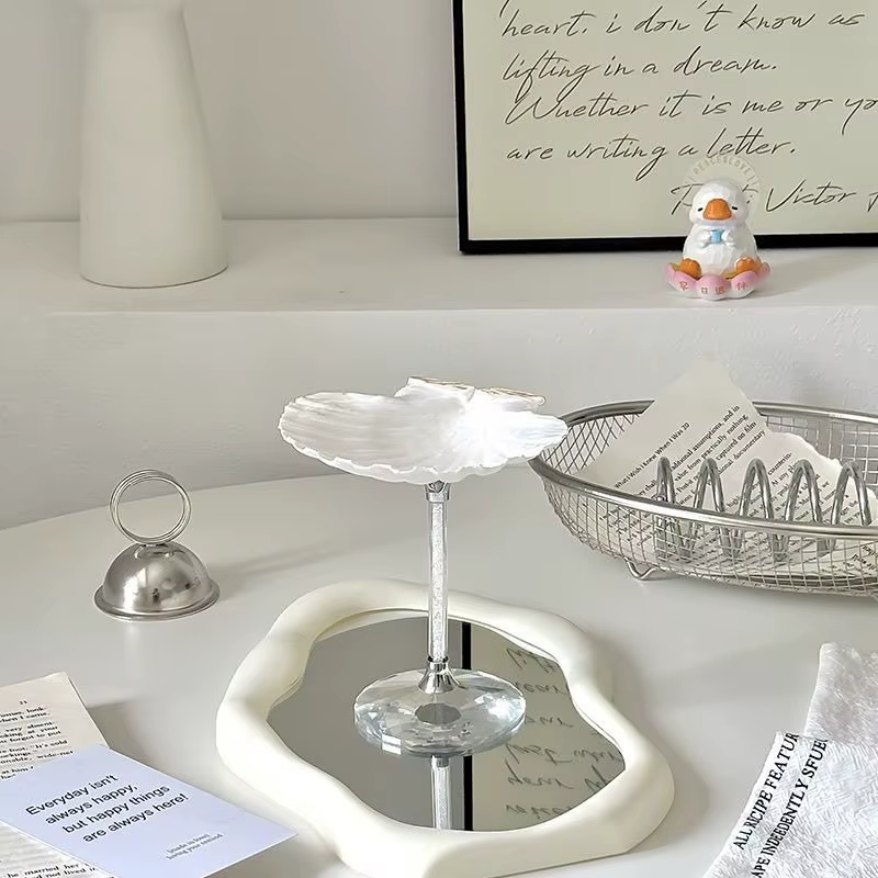 Gobelet en verre naturel en forme de coquille