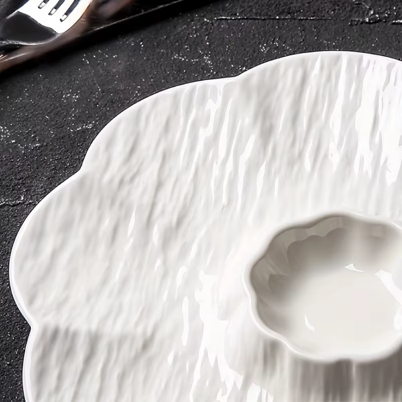 Assiette en céramique raffinée en forme de pétale avec plateau