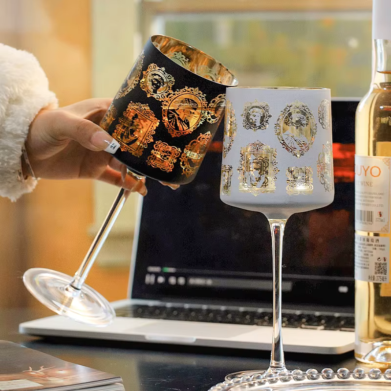Verre à vin rouge et blanc élégant à tige haute