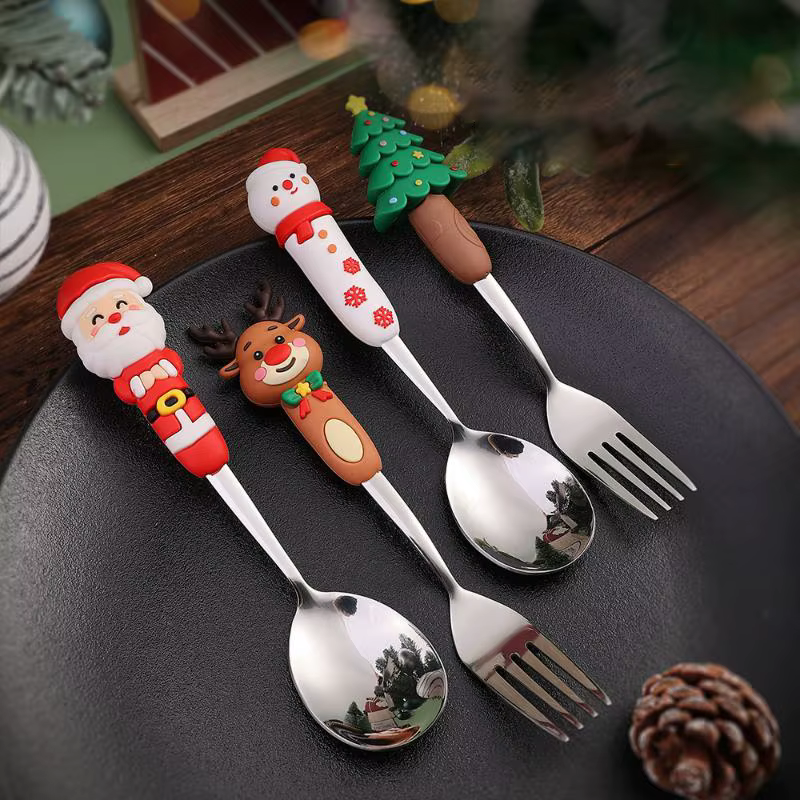 Lot de 4 couverts de Noël dorés et argentés : cuillères et fourchettes
