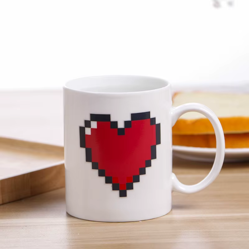 Tasse en céramique à changement de documents en forme de cœur de pêche