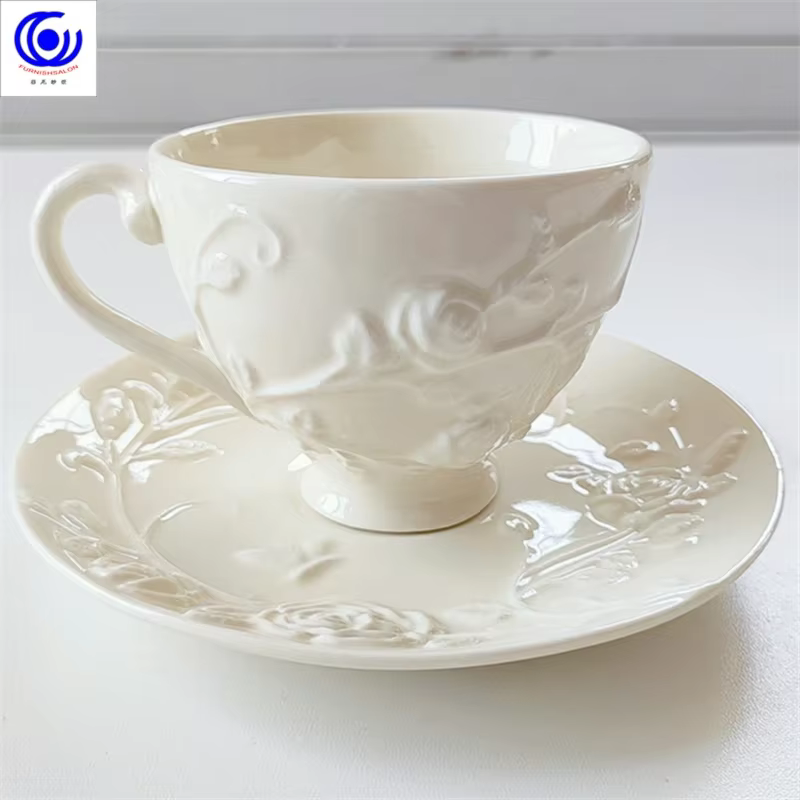 Ensemble de tasses à café et d'assiettes