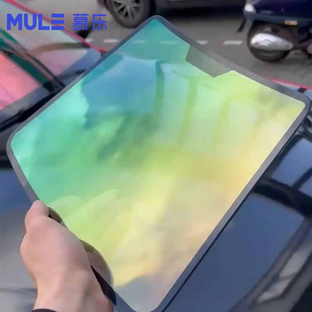 Modèle d'affichage en verre pour voiture avec film solaire anti-explosion et revêtement en film cristallin pour une protection solaire et une sécurité efficaces