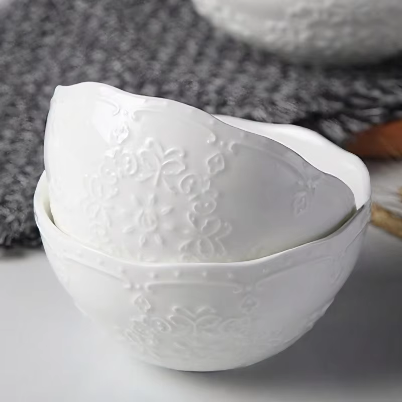 Filles à salade en relief blanc