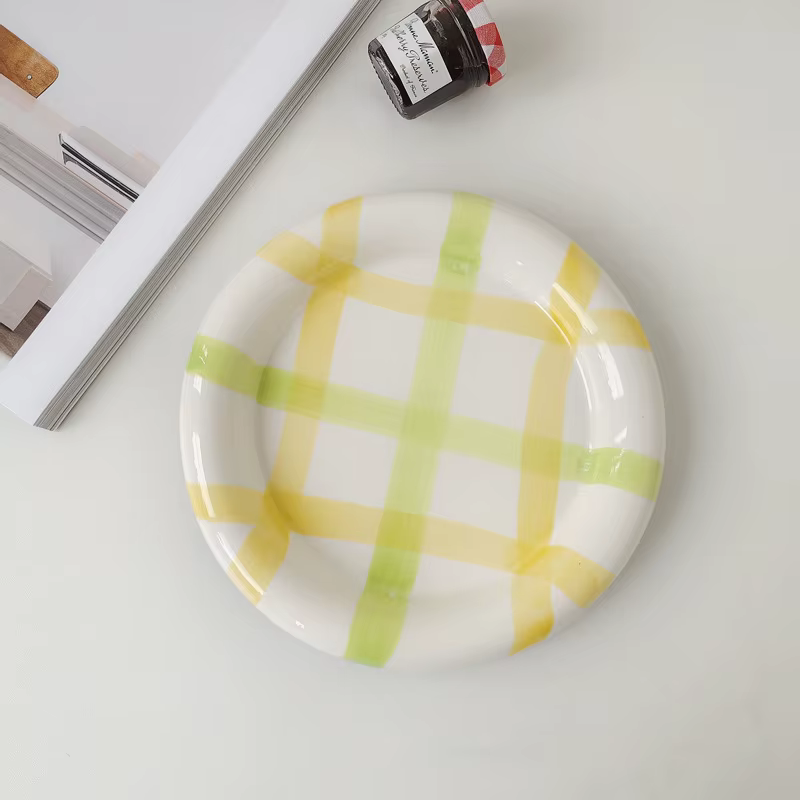 Assiette en céramique à encre blanche de style européen