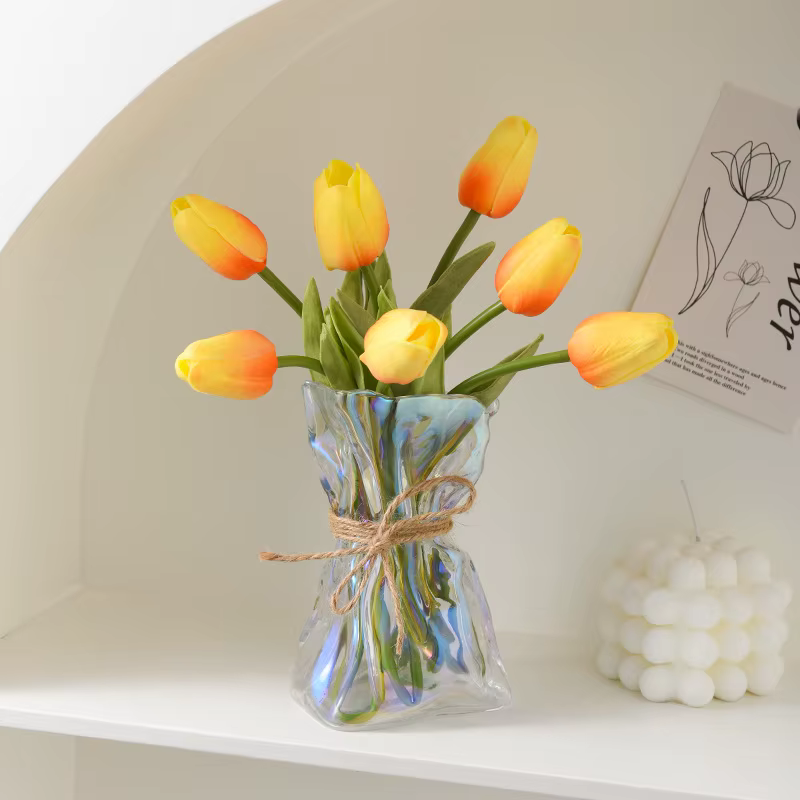 Vase en verre transparent irrégulièrement plié