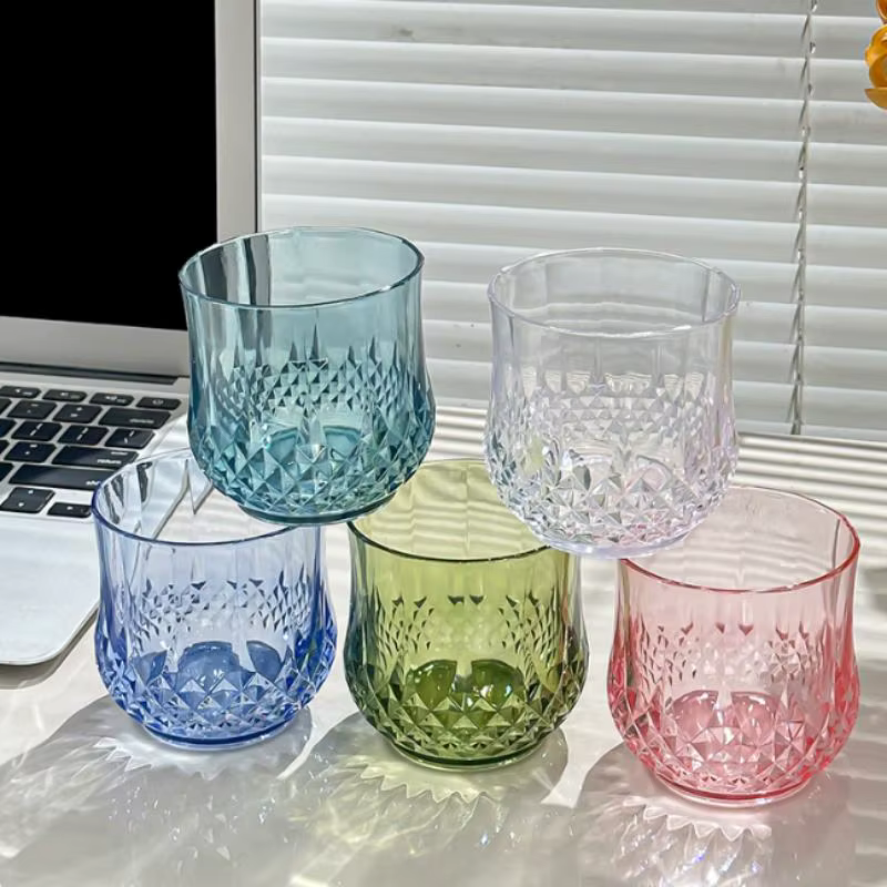 Verres à vin en plastique