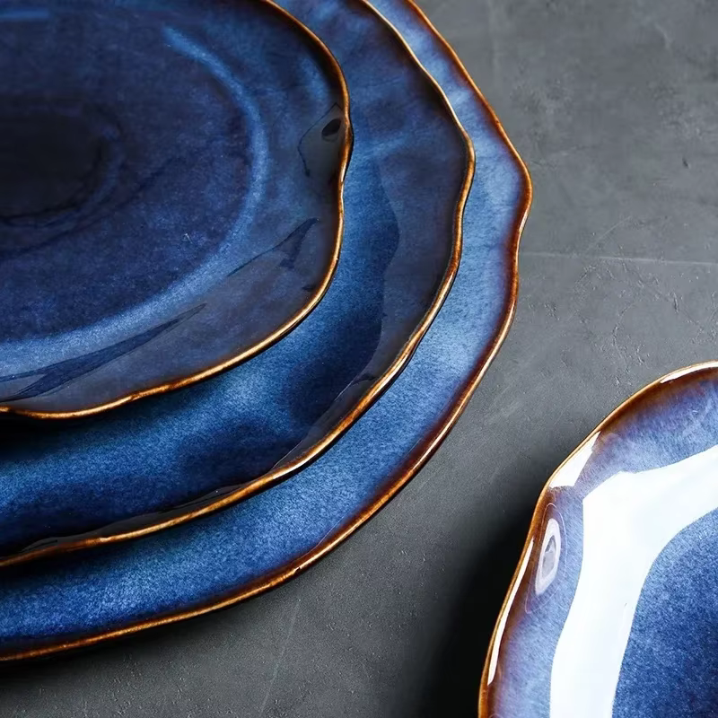 Assiettes en céramique bleu profond