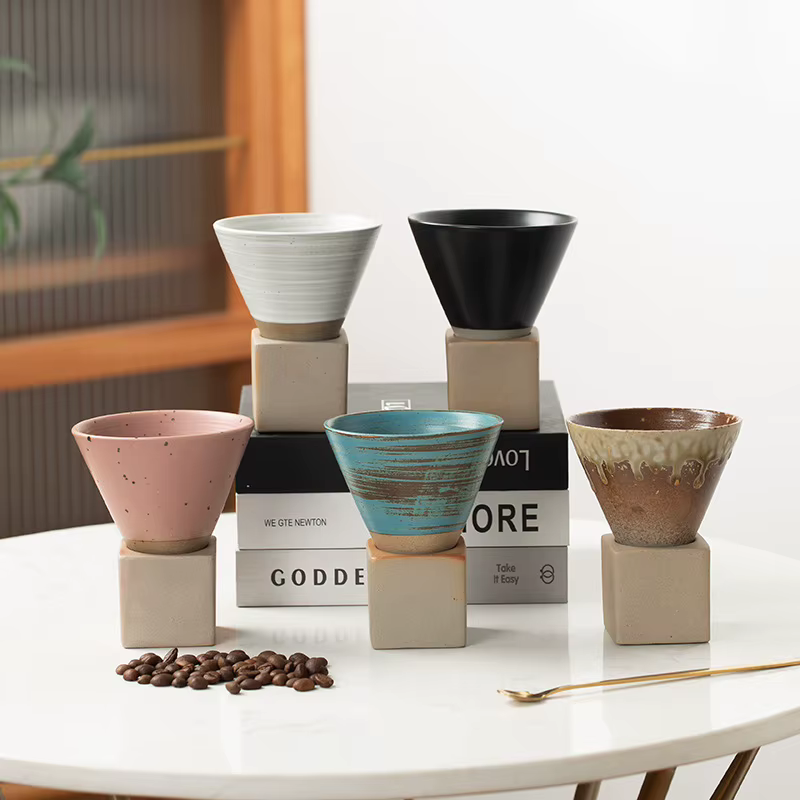 Tasse à café en poterie grossière avec base
