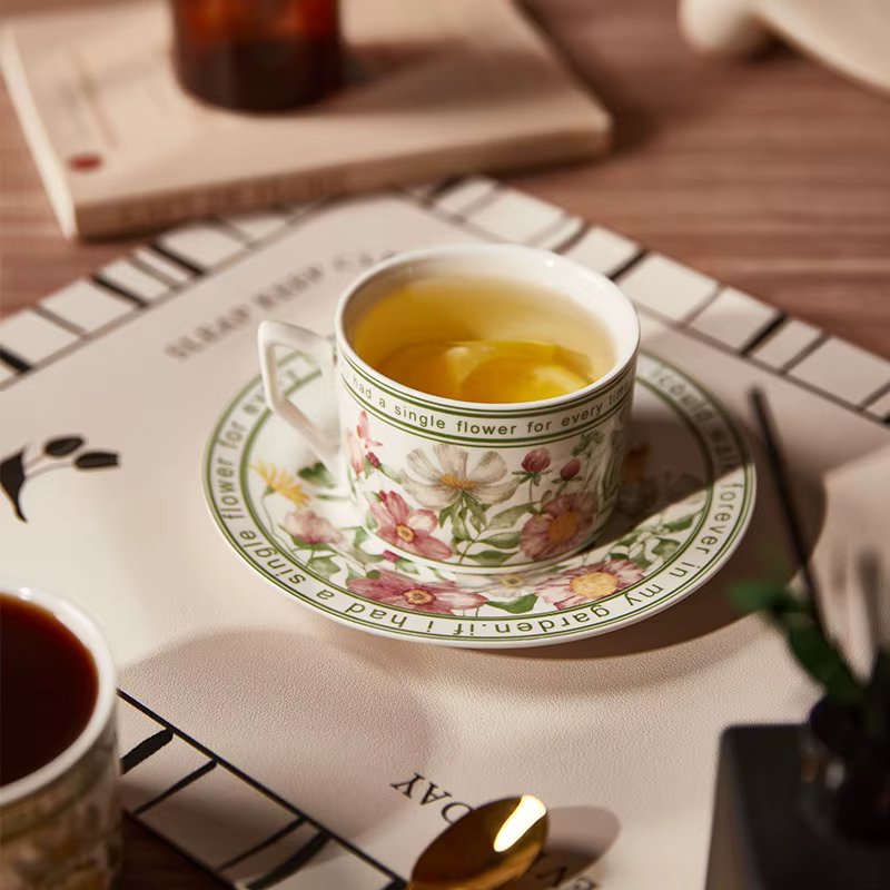 Tasse à café et soucoupe de Style rétro français