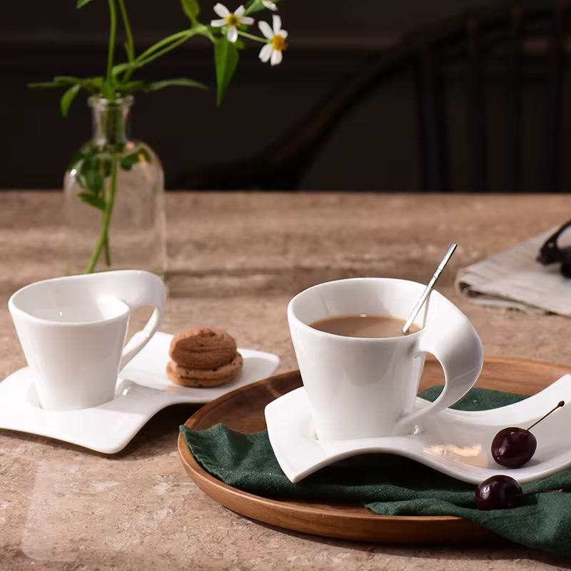 Ensemble de tasses à café et soucoupes en porcelaine ondulée européenne
