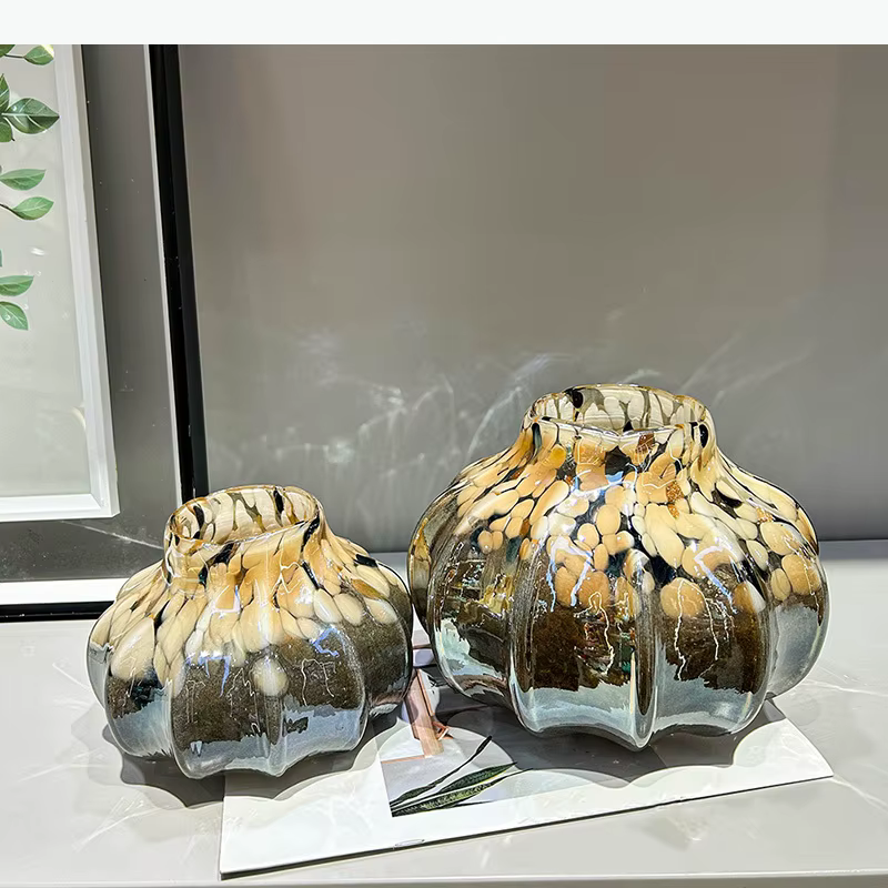 Vase en verre texturé peint