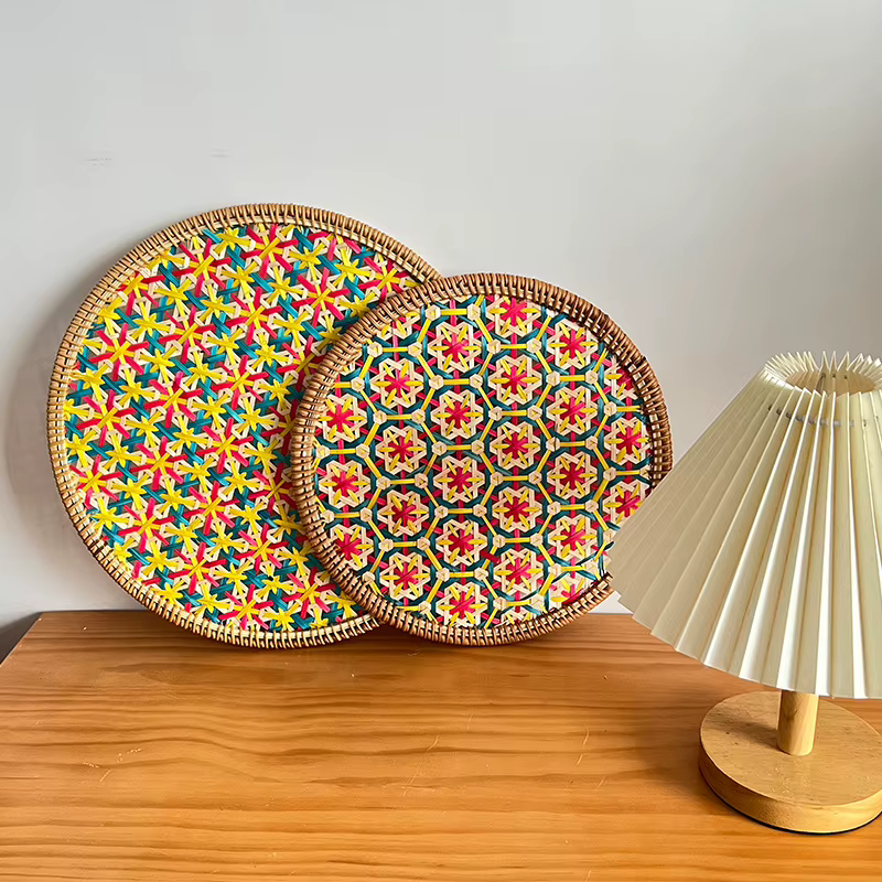 Sets de table ronds en rotin coloré tressé à la main