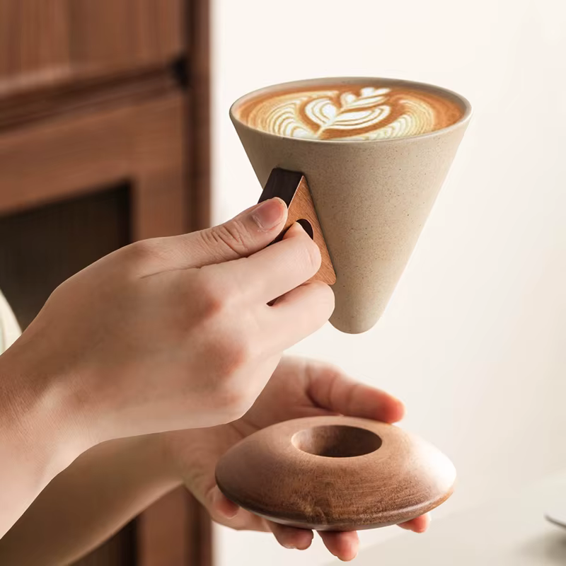 Tasse à café en céramique médiévale