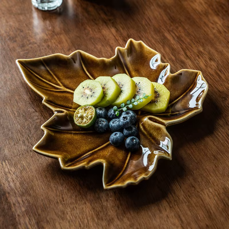 Assiette en céramique en forme de feuille d'érable irrégulière