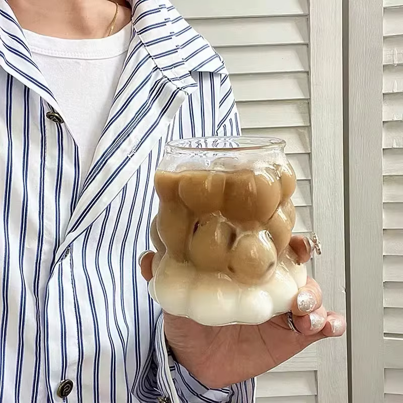 Tasse à café en verre de raisin
