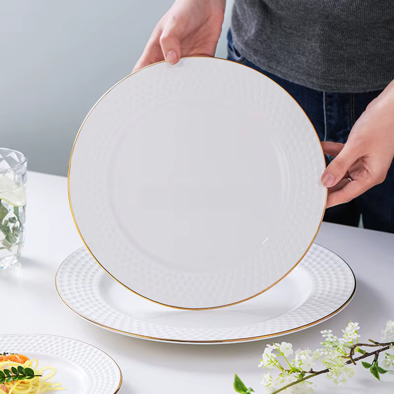 Assiette en céramique à bords dorés de style européen
