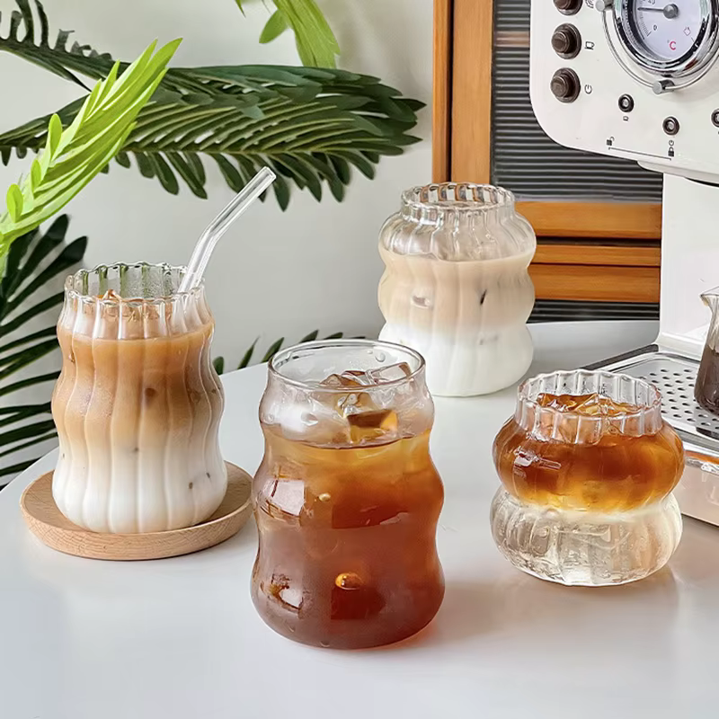 Verre à boire transparent en forme de vague créative