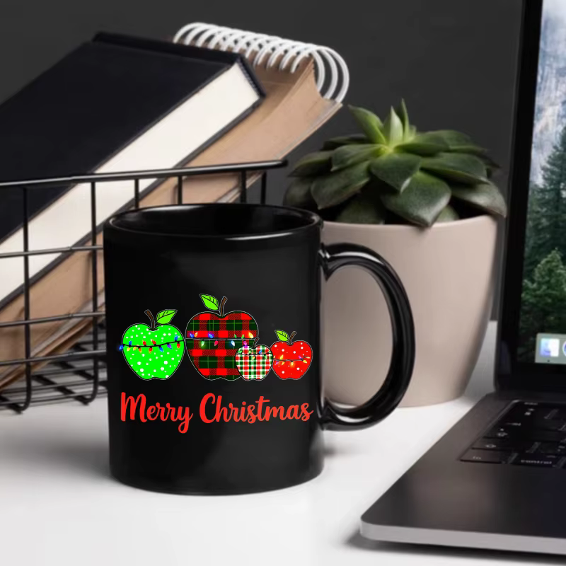 Tasse à café noire avec motif pomme de Noël et texte "Joyeux Noël"