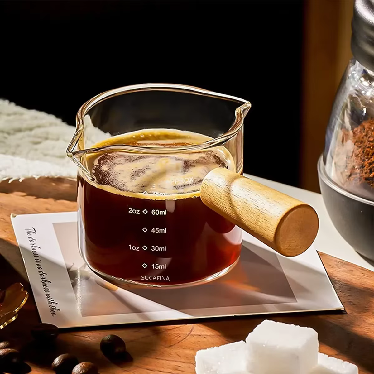 Tasse à mesurer en verre avec manche en bois
