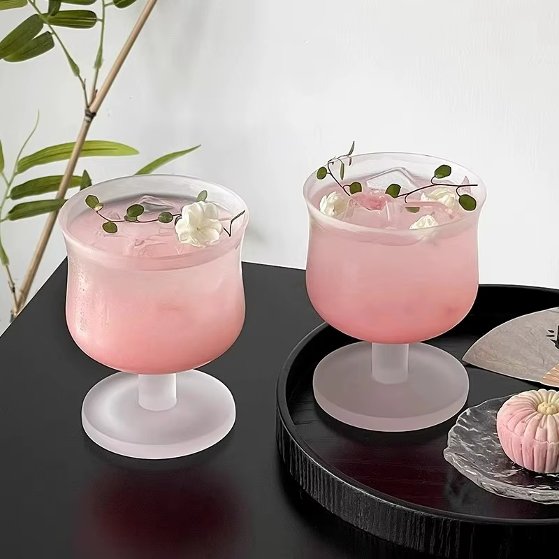 Coupe en verre à pied court conviviale ré à la taille