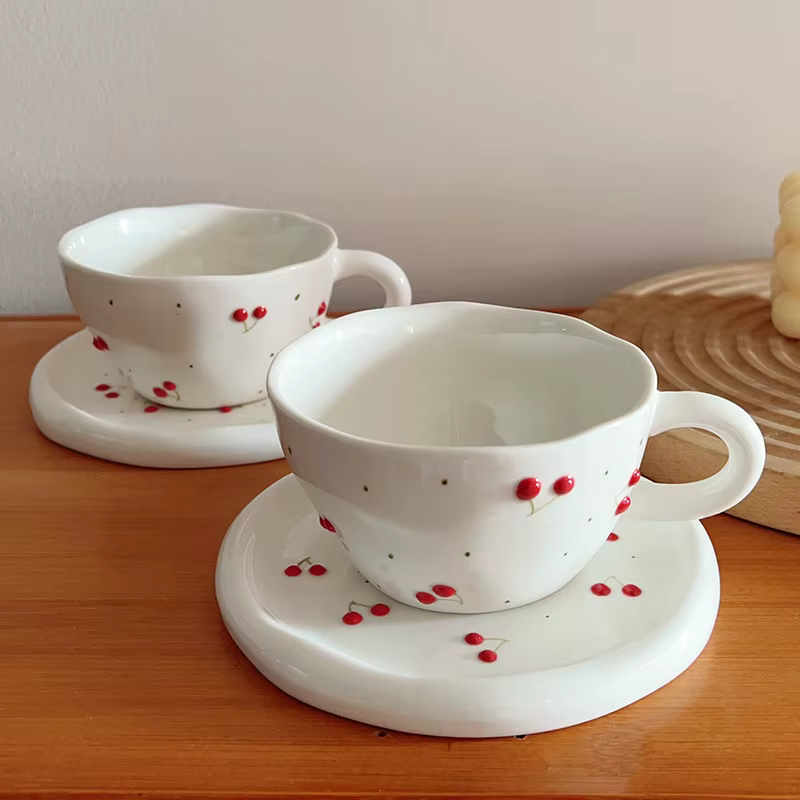 Ensemble de tasses en céramique à motif de cerises peintes à la main
