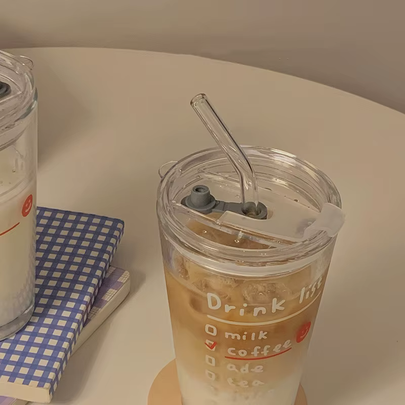 Bouteille d'eau en verre avec paille et couvercle