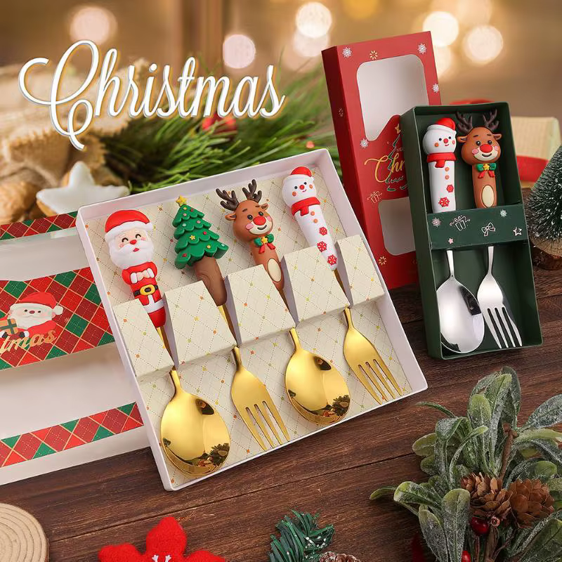 Lot de 4 couverts de Noël dorés et argentés : cuillères et fourchettes