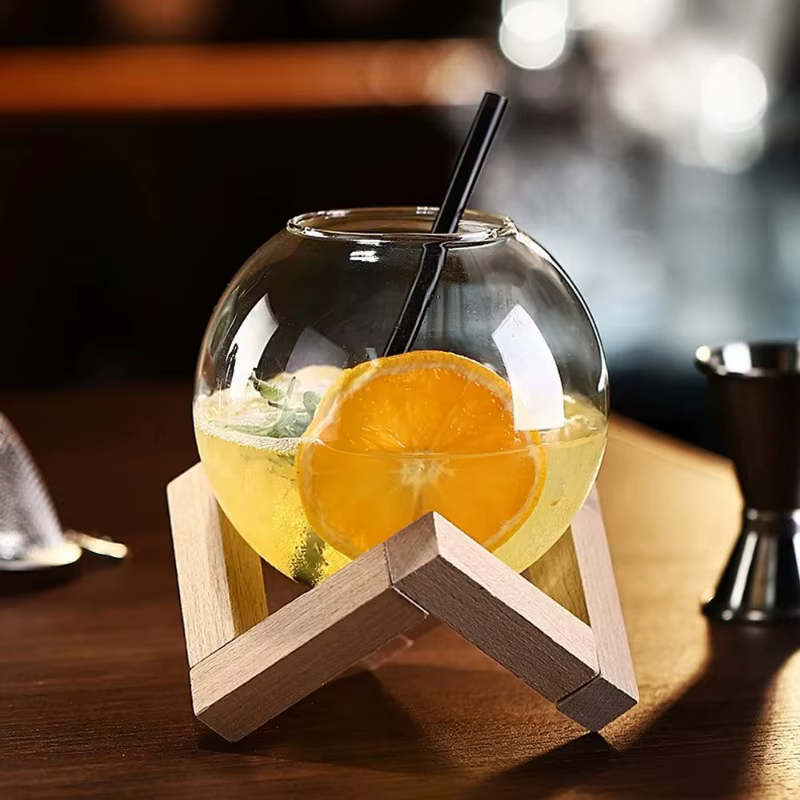 Tasse en verre à cocktail avec support en bois