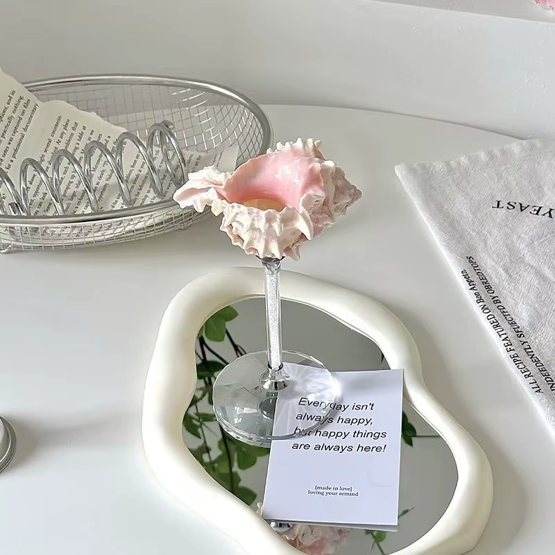 Gobelet en verre naturel en forme de coquille
