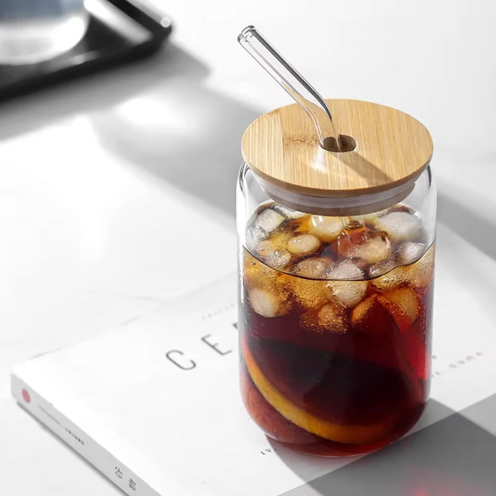 Tasses en verre avec couvercles et paille en bambou