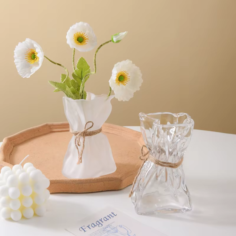Vase en verre transparent irrégulièrement plié