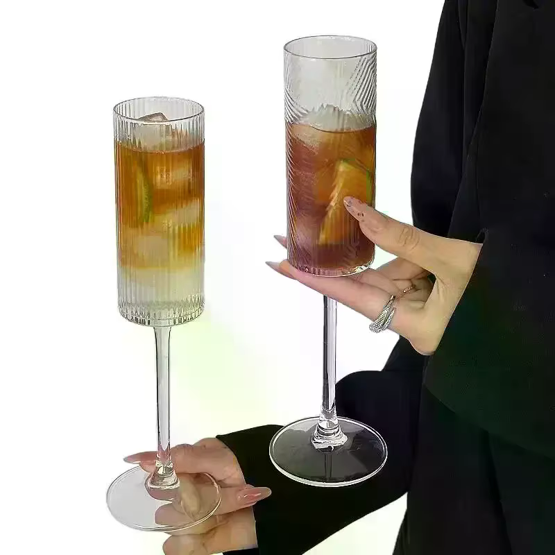 Gobelet en plastique transparent rayé