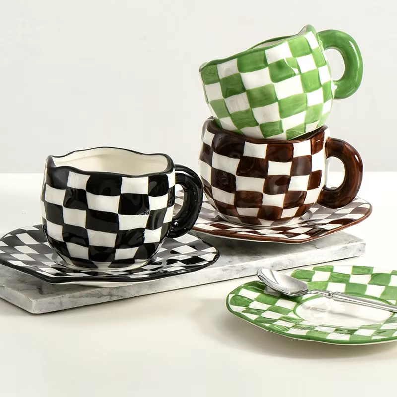 Tasse à café en céramique damier malaxé à la main