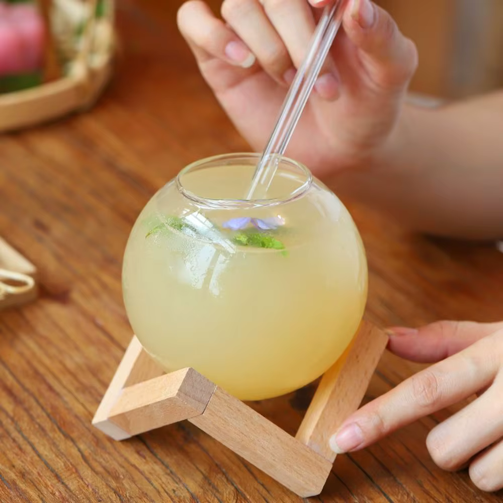 Verre à cocktail sphérique en forme de lune avec support en bois