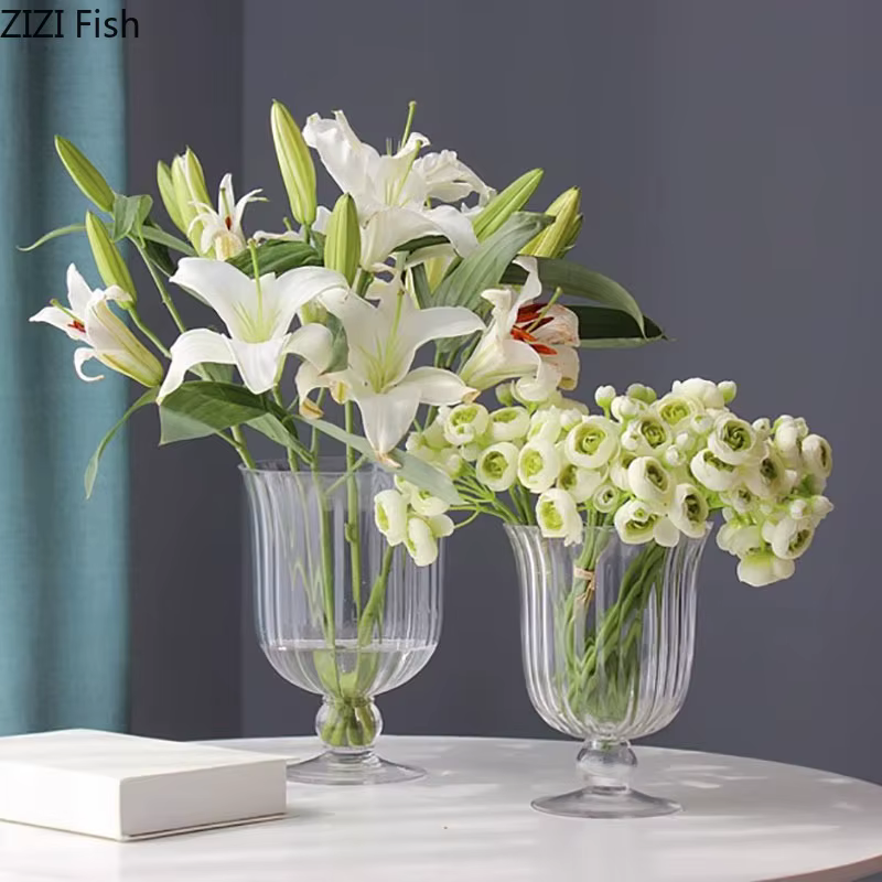 Vase en verre transparent à grande tasse