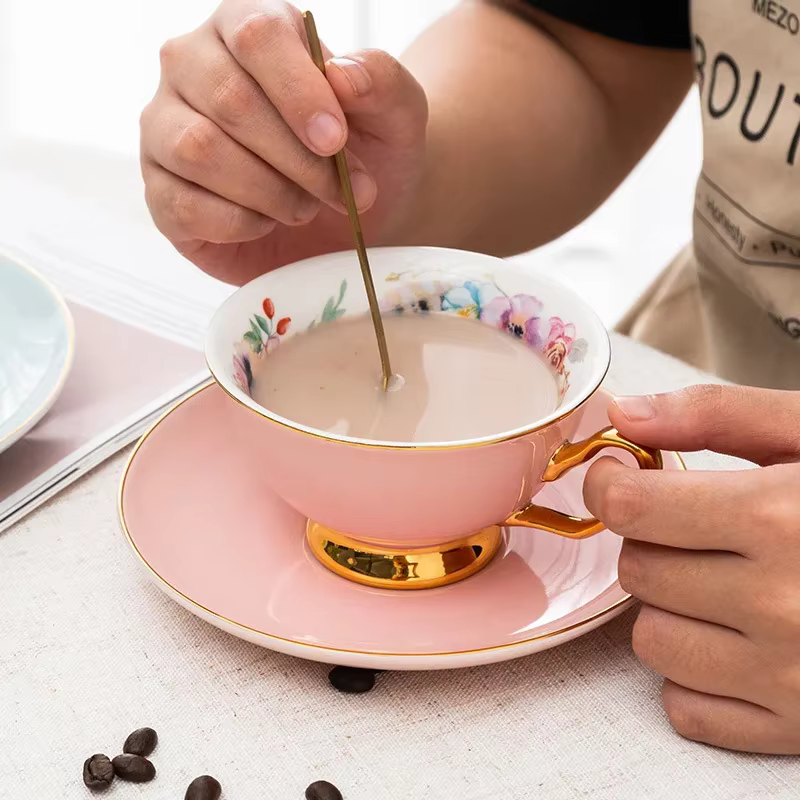 Tasse à café émaillée en céramique avec assiette