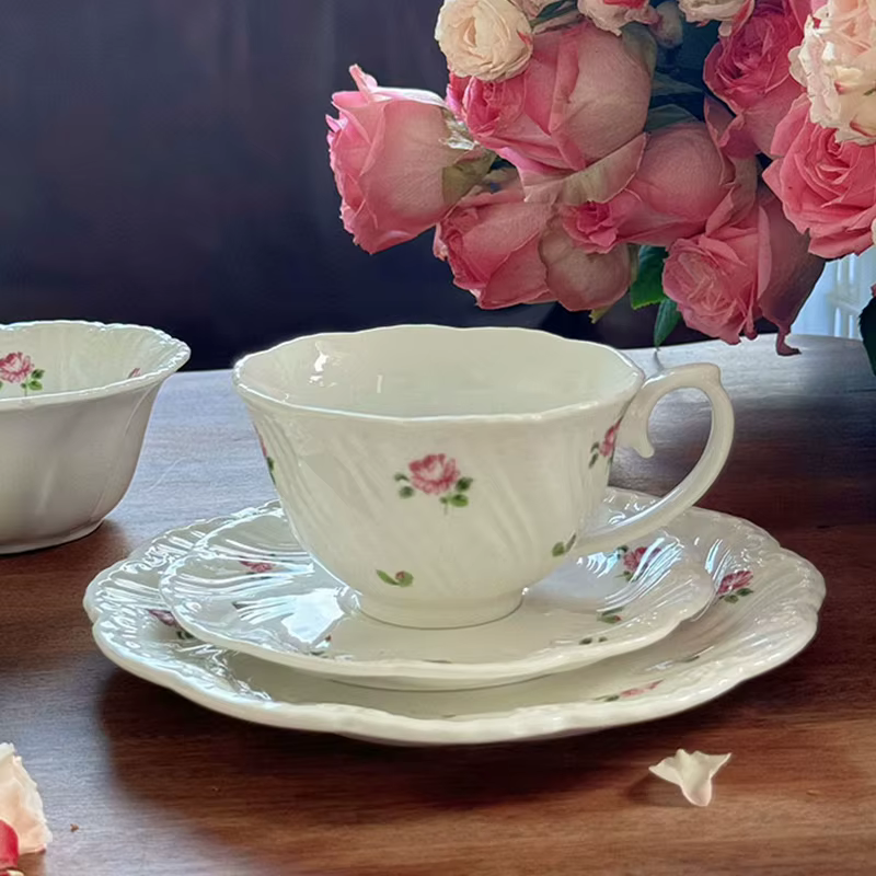 Ensemble d'assiettes en céramique vintage rose